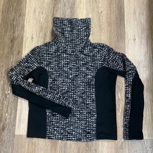 🚺 Nike Pro Hyperwarm turtleneck workout top/sweatshirt.  Black and white size L